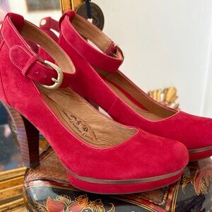 Sofft like new Manhattan Fire Red Pumps 6.5, 37.5